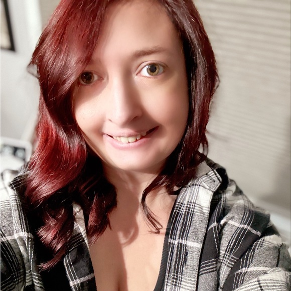 Meet your Posher, Danielle - Picture 2 of 2